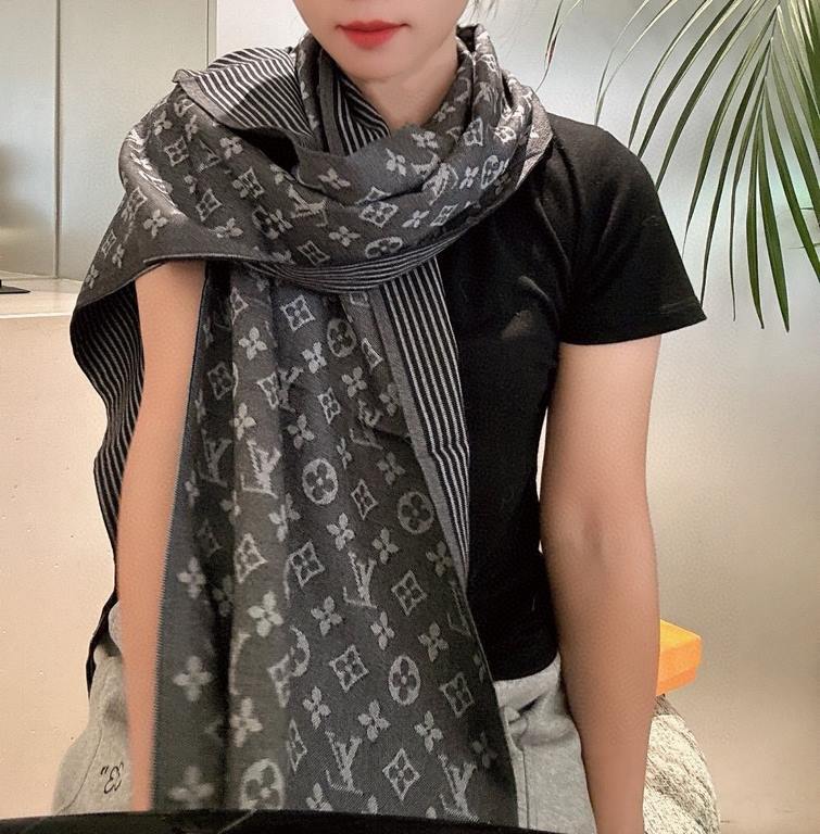 LV Swallow Donkey's newest scarf classic mascot redesigned properly versatile models, eye-catching logo design classic black and gray color scheme really do not look too good 100% wool feel simply fine yarn weaving surfa