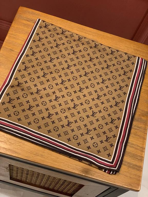 The king of value for money   New on  Specifications 65cm  180cm top herringbone pattern silk cashmere long scarf【Both sides of the same color】 High-end starting pointFashionable to bomb! Pure and simple LV accent! LV th