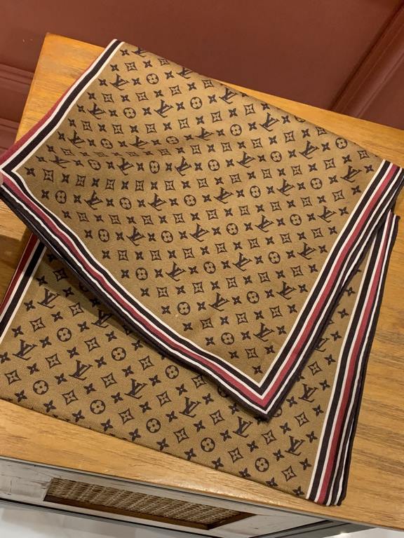 The king of value for money   New on  Specifications 65cm  180cm top herringbone pattern silk cashmere long scarf【Both sides of the same color】 High-end starting pointFashionable to bomb! Pure and simple LV accent! LV th