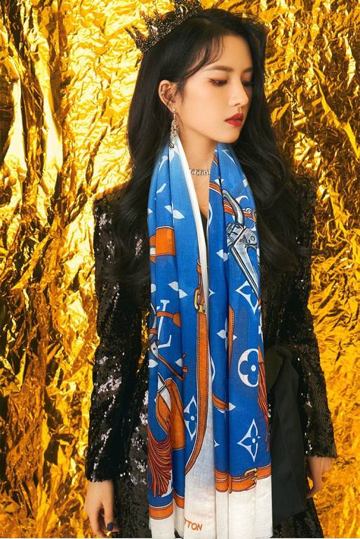 New LV 2024 latest models   top design is too beautiful, truly awesome   [double-sided ring velvet long scarf]    physical genuinely beautiful   shawl with prints      regardless of the design of the airbrush are very in