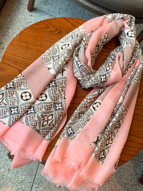 Lv's new four-leaf clover  print with the classic Monogram pattern and many of Louis Vuitton's signature design elements give this new scarf an enduring fashionable appeal. This scarf will add a touch of sophistication t