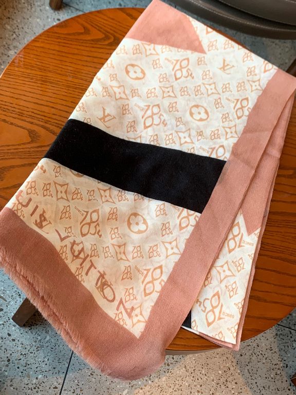 Lv's new four-leaf clover  print with the classic Monogram pattern and many of Louis Vuitton's signature design elements give this new scarf an enduring fashionable appeal. This scarf will add a touch of sophistication t