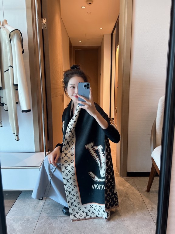 [  can be trusted with a premium chic look!!!! The quality is super awesome, this price is truly super value to home! ! LV another fall and winter section of the scarf, the old flower is LV's most fashionable design! The