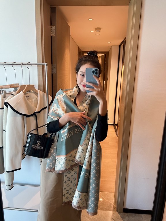 [  can be trusted with a premium chic look!!!! The quality is super awesome, this price is truly super value to home! ! LV another fall and winter section of the scarf, the old flower is LV's most fashionable design! The