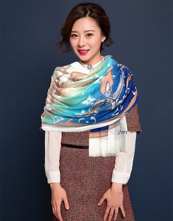 New LV2024 latest models   top design is too beautiful, truly awesome   [ring velvet long scarf]    physical genuinely beautiful   shawl with prints      regardless of the design of the airbrush are very in place   detai