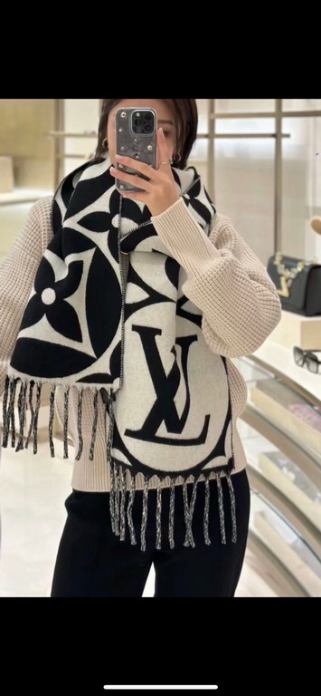 new scarf   too good to look at the LV large twist also has a new model of the new LV scarf large letters and flowers to highlight the product and then to the slender tassel trim to add a gorgeous sense of texture. Pure 