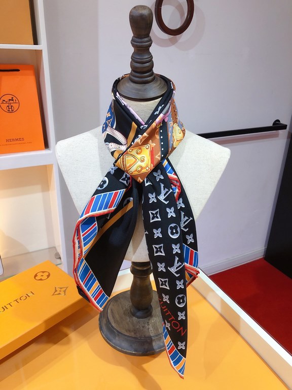 SLV2316 Original Lv [FALL FOR YOU] 90cm version, the square scarf celebrates 168 years of Louis Vuitton heritage with a Monogram pattern depicting Louis Vuitton's iconic and on-trend designs on top of the V logo.The LV V