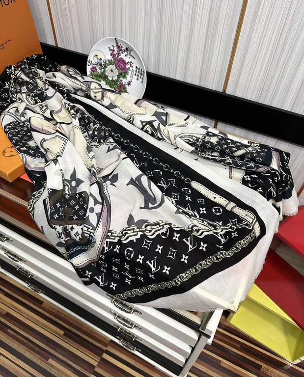 New 2024 LV [300 cashmere long scarf] physical genuinely beautiful   shawl with print   regardless of the design of the airbrush are very in place   details are visible   the entire scarf gives people a big brand aura at