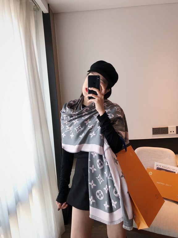 Special European version of the goods franchise]     New Lv Scarf   Fashionable big style, simple and atmospheric, spot. The effect of the upper body is super great. Gift for self-use super cost-effective. size 180 65 ar