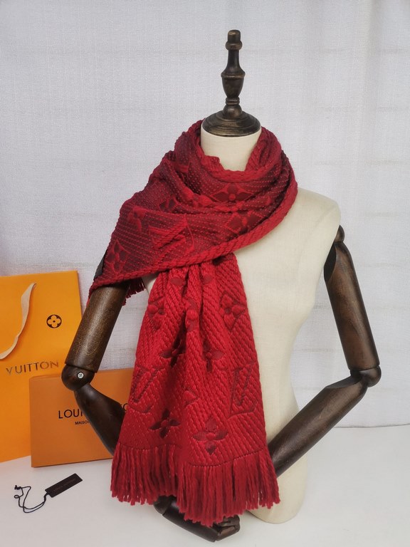 .Top quality   Physical shooting   LV Tang Yan same pop scarf   Luxury atmosphere small qualification tone exquisite all the beautiful language used in it is not too much   The use of wool and silk double-layer design, t