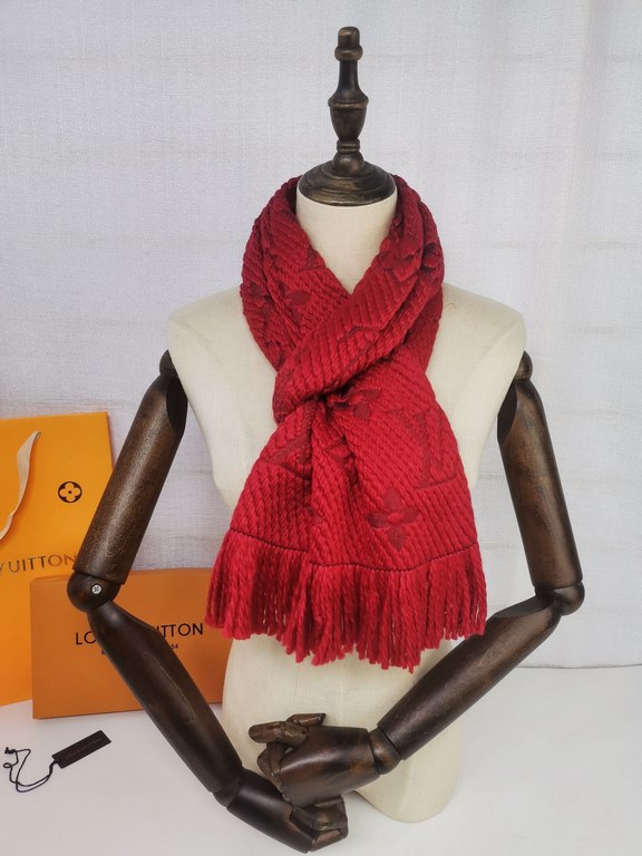 .Top quality   Physical shooting   LV Tang Yan same pop scarf   Luxury atmosphere small qualification tone exquisite all the beautiful language used in it is not too much   The use of wool and silk double-layer design, t