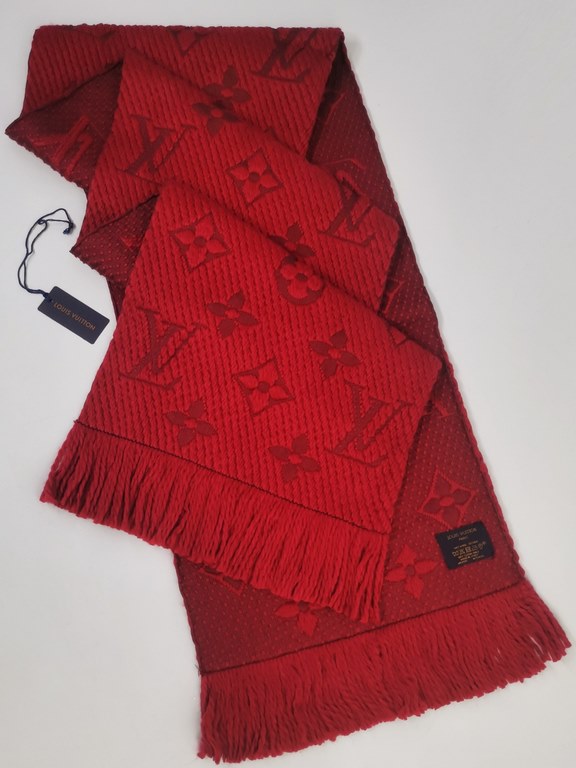 .Top quality   Physical shooting   LV Tang Yan same pop scarf   Luxury atmosphere small qualification tone exquisite all the beautiful language used in it is not too much   The use of wool and silk double-layer design, t