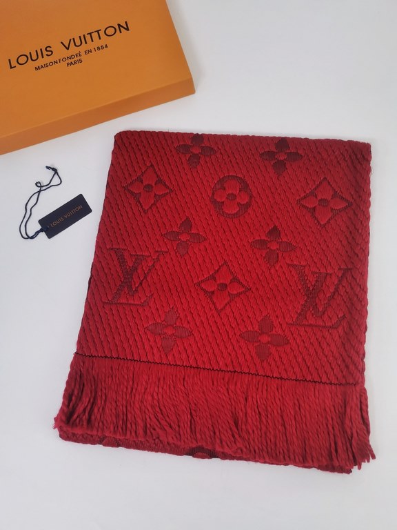 .Top quality   Physical shooting   LV Tang Yan same pop scarf   Luxury atmosphere small qualification tone exquisite all the beautiful language used in it is not too much   The use of wool and silk double-layer design, t