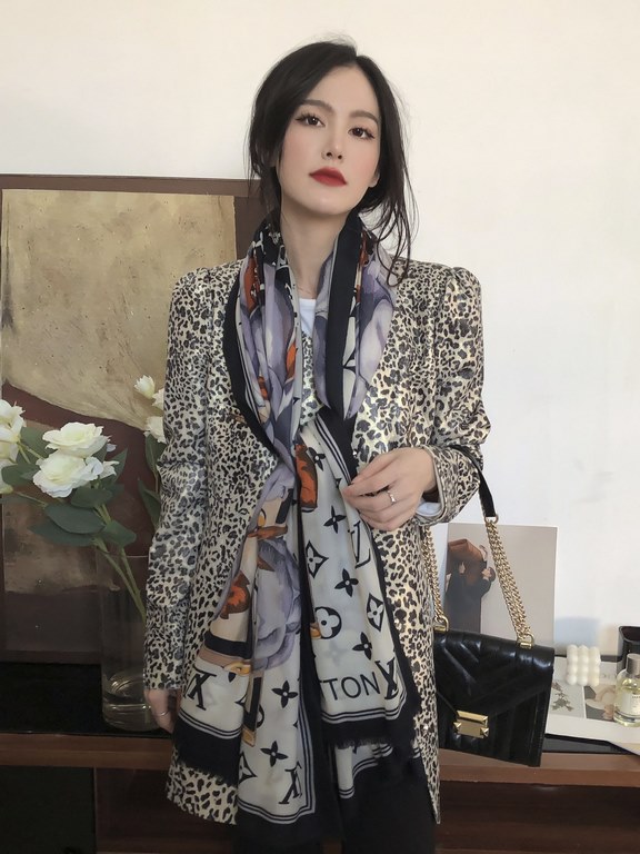 New on   really praise   donkey home new [L floral long scarf], convergence of Louis Vuitton elements Monogram flowers, LV letters, gradient color with cashmere fabric gorgeous texture, and ready-to-wear and accessories 