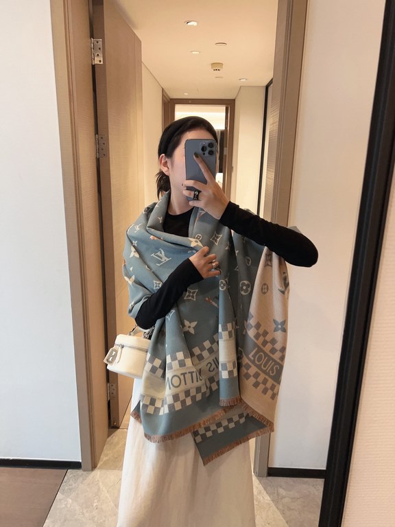 Original single authentic , LV counter new, foreign counter special. Scarf shawl, luxury atmosphere small qualifications   exquisite all the beautiful language used in it is not too much, the fashion mirror badge skillfu