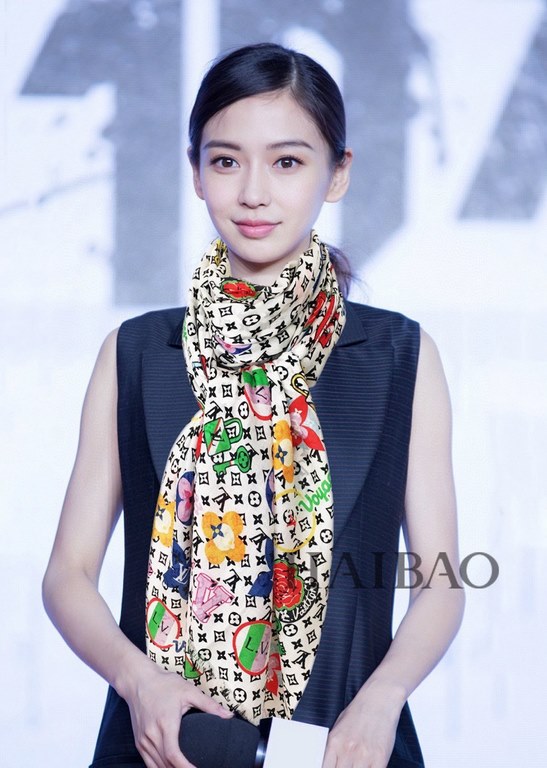 Elegant and noble Baby-like soft touch   synchronized counter [colorful appliqués] cashmere long scarf   clever use of the LV emblem pattern to create an eye-catching and bright look and feel, with a variety of color blo