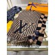 New   Counter synchronization   Donkey's new [L Stripe Checkerboard Scarf] unisex, the LV Graphical Scarf is a striking stripe with the classic Damier pattern and oversized LV letters, and a rustic tasseled trim. The sof