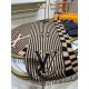 New   Counter synchronization   Donkey's new [L Stripe Checkerboard Scarf] unisex, the LV Graphical Scarf is a striking stripe with the classic Damier pattern and oversized LV letters, and a rustic tasseled trim. The sof