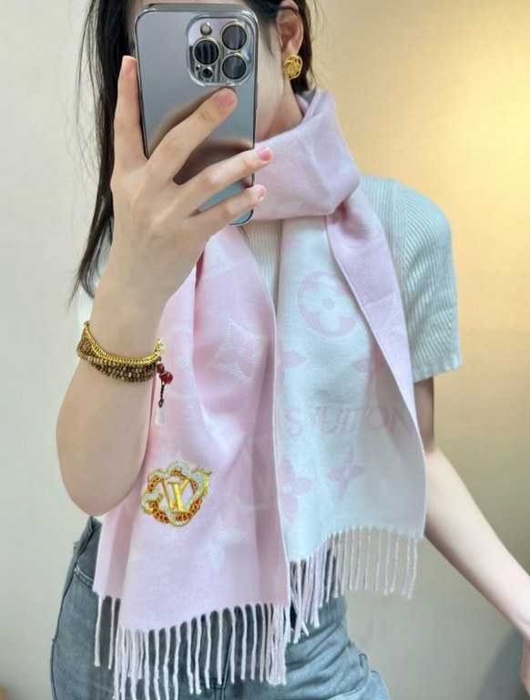 In stock    Baby Dragon   Welfare is here     Louis Vuitton channel exclusive special newest model - 2023 the most reddest and hottest [Chinese Zodiac Dragon Long Scarf] is here  Precious Dragon LV Essential Scarf to wel