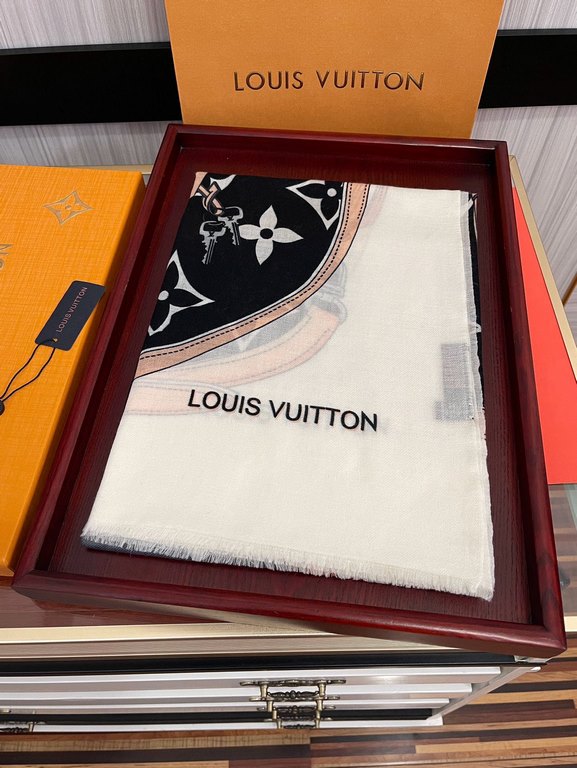 New LV2024 latest models   top design is too beautiful, truly awesome   [ring velvet long scarf]    physical genuinely beautiful   shawl with prints      regardless of the design of the airbrush are very well in place   