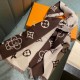 LV Sunflower Donkey's newest scarf classic mascot redesigned properly versatile models, fried chicken bright logo design classic black and gray color scheme really do not look too good 100% wool feel simply fine yarn wea