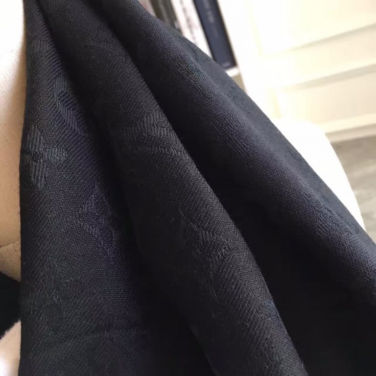 This shawl mixes silk and cotton for a soft and warm texture, decorated with Louis Vuitton Paris, classic and timeless.  140140cm