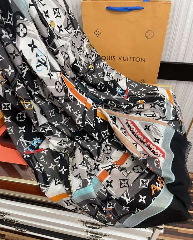 on the new Lv  the latest models of top high-end design, the physical genuinely beautiful   shawl with prints      regardless of the design of the airbrush are very well in place  details are visible   the entire scarf g