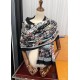 on the new Lv  the latest models of top high-end design, the physical genuinely beautiful   shawl with prints      regardless of the design of the airbrush are very well in place  details are visible   the entire scarf g