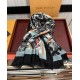 on the new Lv  the latest models of top high-end design, the physical genuinely beautiful   shawl with prints      regardless of the design of the airbrush are very well in place  details are visible   the entire scarf g