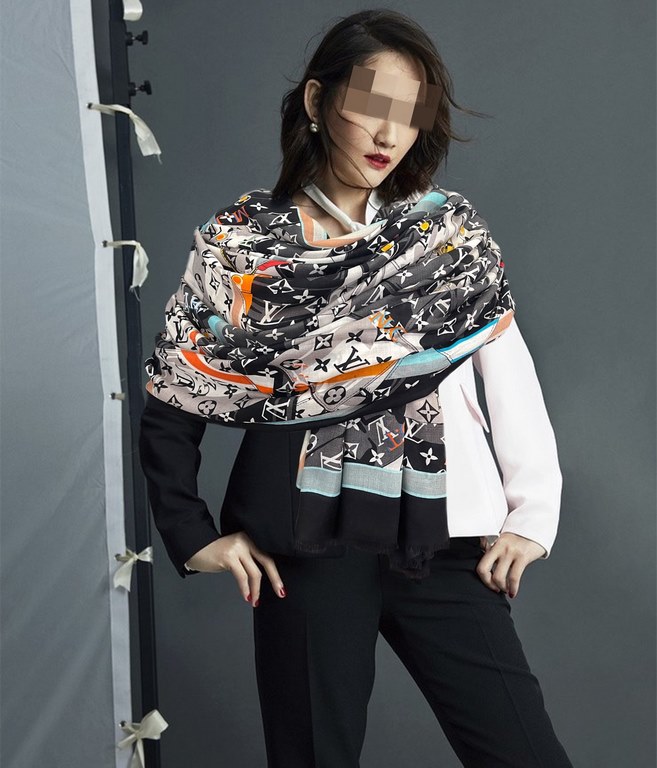 on the new Lv  the latest models of top high-end design, the physical genuinely beautiful   shawl with prints      regardless of the design of the airbrush are very well in place  details are visible   the entire scarf g