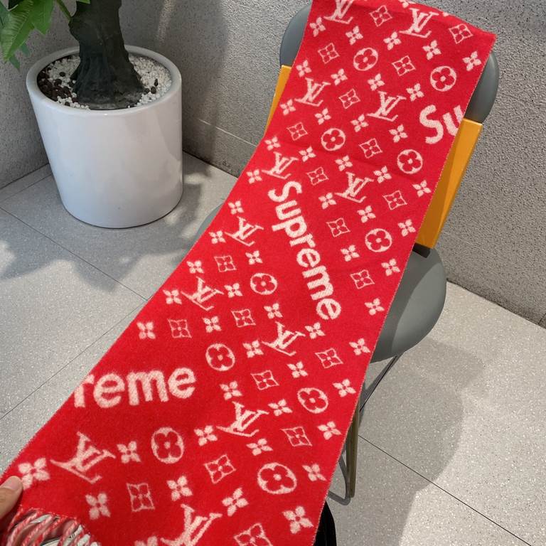 The best Superme  super soft and sticky [LV Supreme LV co-branded scarf]. Red through half the sky   Darren standard must have ~   the best quality   soft and delicate   90% wool, 10% cashmere fabric, absolutely skin-fri