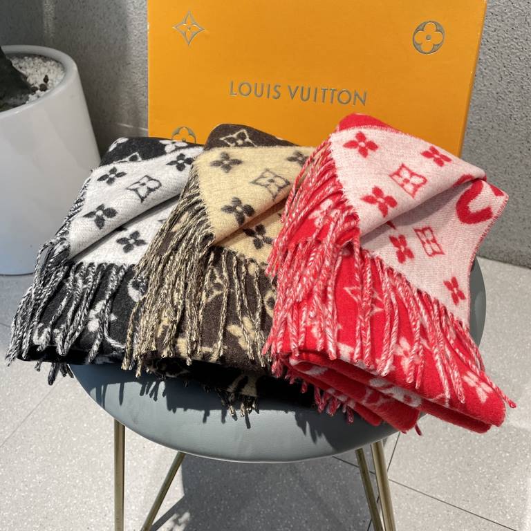 The best Superme  super soft and sticky [LV Supreme LV co-branded scarf]. Red through half the sky   Darren standard must have ~   the best quality   soft and delicate   90% wool, 10% cashmere fabric, absolutely skin-fri