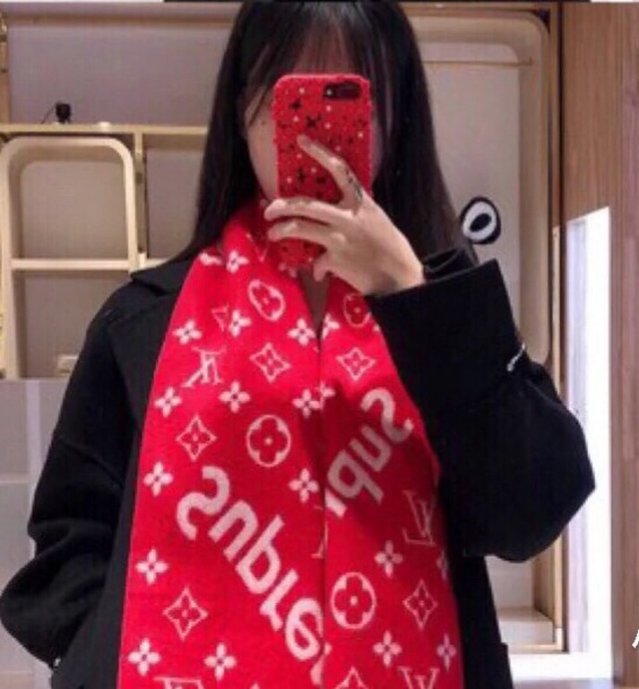 The best Superme  super soft and sticky [LV Supreme LV co-branded scarf]. Red through half the sky   Darren standard must have ~   the best quality   soft and delicate   90% wool, 10% cashmere fabric, absolutely skin-fri