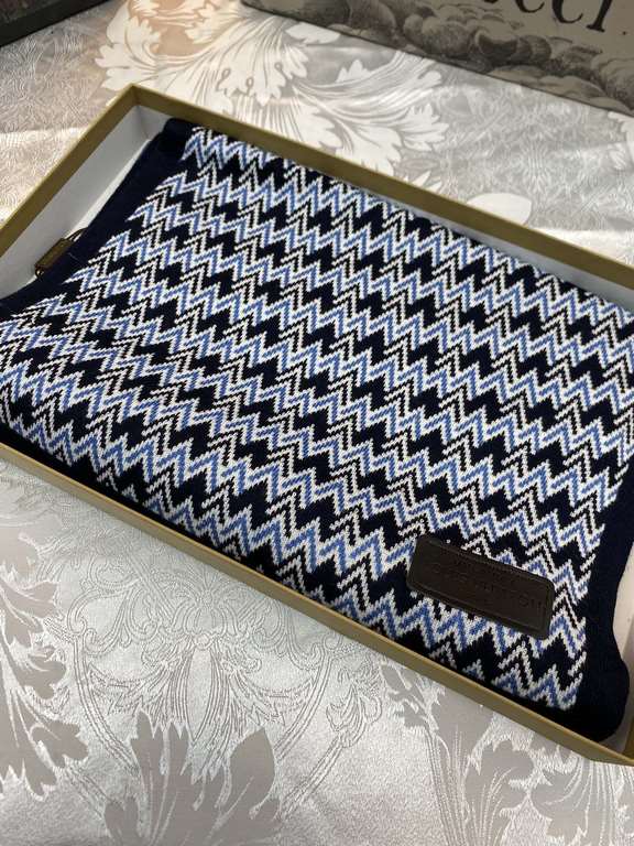 (LV) original single quality Imperial Hall of Fame superb donkey! Autumn and winter counter in the sale of top cashmere knitted scarf. With exquisite simple pattern combination into a classic pattern beautiful to the ext