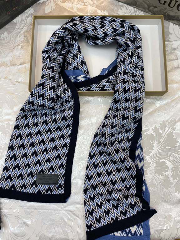 (LV) original single quality Imperial Hall of Fame superb donkey! Autumn and winter counter in the sale of top cashmere knitted scarf. With exquisite simple pattern combination into a classic pattern beautiful to the ext