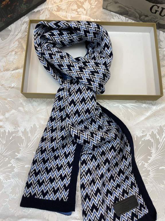 (LV) original single quality Imperial Hall of Fame superb donkey! Autumn and winter counter in the sale of top cashmere knitted scarf. With exquisite simple pattern combination into a classic pattern beautiful to the ext