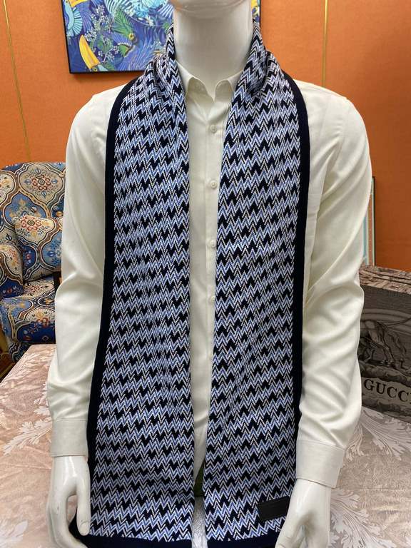 (LV) original single quality Imperial Hall of Fame superb donkey! Autumn and winter counter in the sale of top cashmere knitted scarf. With exquisite simple pattern combination into a classic pattern beautiful to the ext