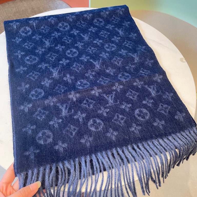 Price   [Louis Vuitton - double-sided gradient pattern] gradient jacquard classic design perfect, hidden lv logo, size is not too big and not too small especially good with the quality of super good high-end quality, hig