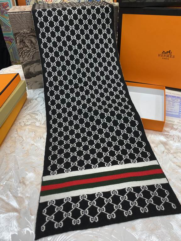 (Gucci) super in the center of the very stable    our men's scarves and buy and cherish ~ ~ ~ men's models are really very few, a year is only a few models, are export orders so it is more difficult to meet. Men's things