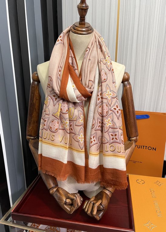 New 2024LV [300 pcs cashmere long scarf] physical genuinely beautiful   shawl with print   no matter the design of the airbrush are very in place   details are visible   the whole scarf gives people a big brand aura at t