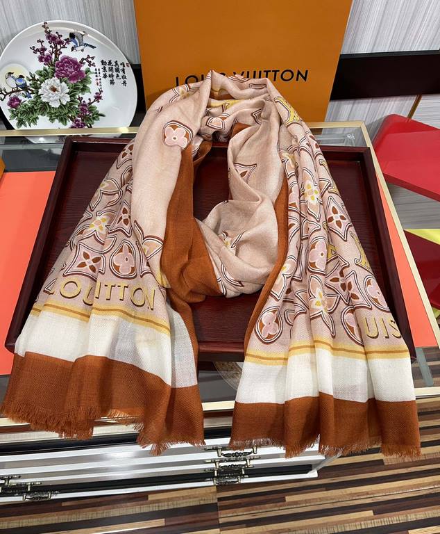 New 2024LV [300 pcs cashmere long scarf] physical genuinely beautiful   shawl with print   no matter the design of the airbrush are very in place   details are visible   the whole scarf gives people a big brand aura at t