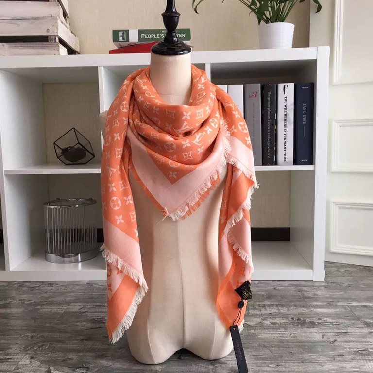 This shawl mixes silk and cotton for a soft and warm texture, decorated with Louis Vuitton Paris, classic and timeless.  140140cm