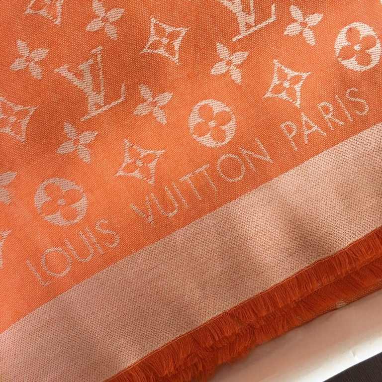 This shawl mixes silk and cotton for a soft and warm texture, decorated with Louis Vuitton Paris, classic and timeless.  140140cm