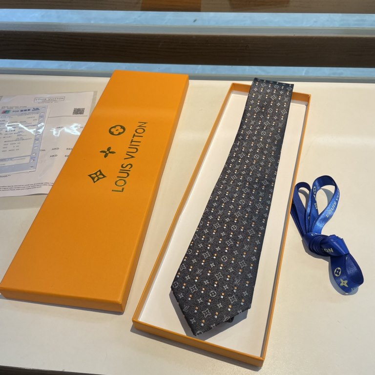 PricePackaging    counter with    exquisite small Logo jacquard, low-key luxury atmosphere of the color scheme, this tie will be Lv's iconic Damier pattern in the same tone of color technique interpretation of more elega