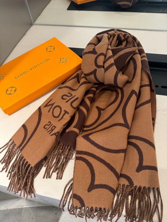 The LV In Bloom scarf tells a visual story of sophistication with large Monogram flowers in a wide format. The plush blend wraps warmth around you on winter days. Can be worn on both sides.200 x 70 cm(length x height)180