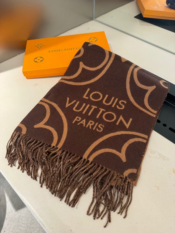 The LV In Bloom scarf tells a visual story of sophistication with large Monogram flowers in a wide format. The plush blend wraps warmth around you on winter days. Can be worn on both sides.200 x 70 cm(length x height)180