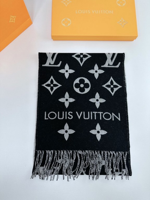 that   Simple letter combination2022 Counter New WoolSimply L's scarf amplifies the classic Monogram pattern across the entire width, illustrating the design heritage while brightening up the focus of everyday wear, with