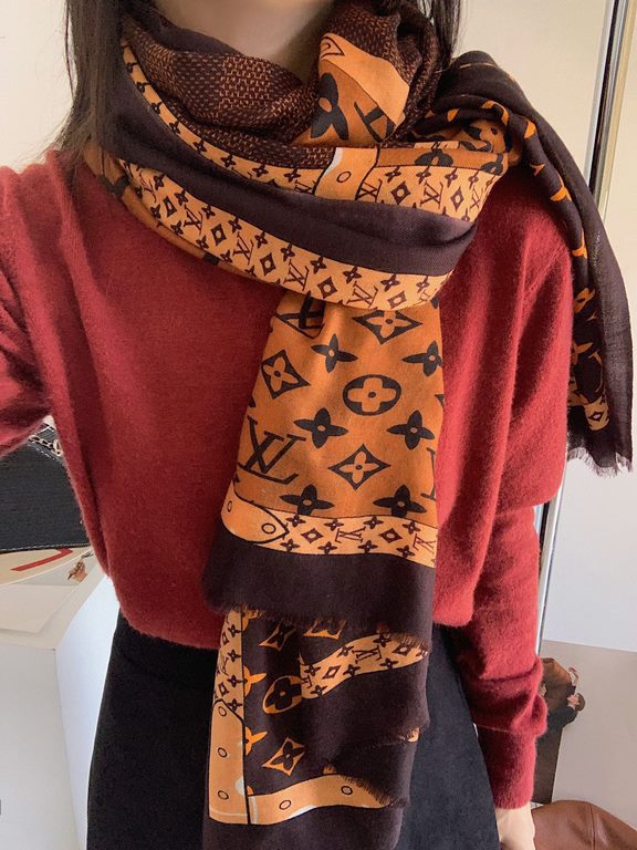 LV new old flower long scarf】Great item to enhance temperament and taste! Four seasons must have! Really unbeatable practical! Lv rare cashmere long scarf, ! Fabric feel really good, a simple try, you know it is what you