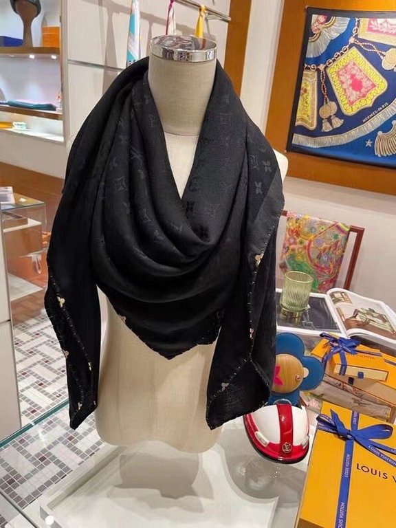 .The best version    Exquisite Heavyweight!!!! The sense of detail is truly cow! LV counter limited metal old flower decorative buttons, pure handmade gold thread crimped shawl! This crimping super labor time, skilled ol