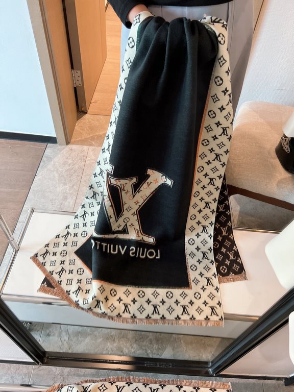 [  can be trusted for high fashion!!!! The quality is super awesome, this price is truly super value for money! !!!Another fall and winter model scarf from LV, the old flower is the most fashionable design of LV! The spe